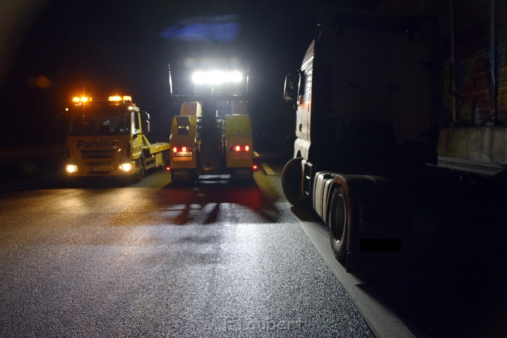 LKW Verfolgung A 3 Rich Oberhausen gestellt mit Nagelbrett Hoehe AS Koeln Dellbrueck P06.JPG - Miklos Laubert